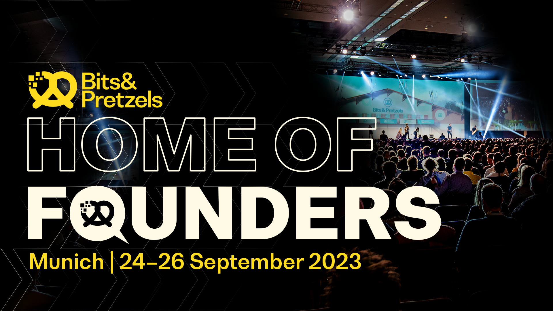 Gran audiencia observando una presentación en el escenario en el evento Bits & Pretzels, con el logotipo del evento en primer plano sobre las palabras 'Home of founders'.