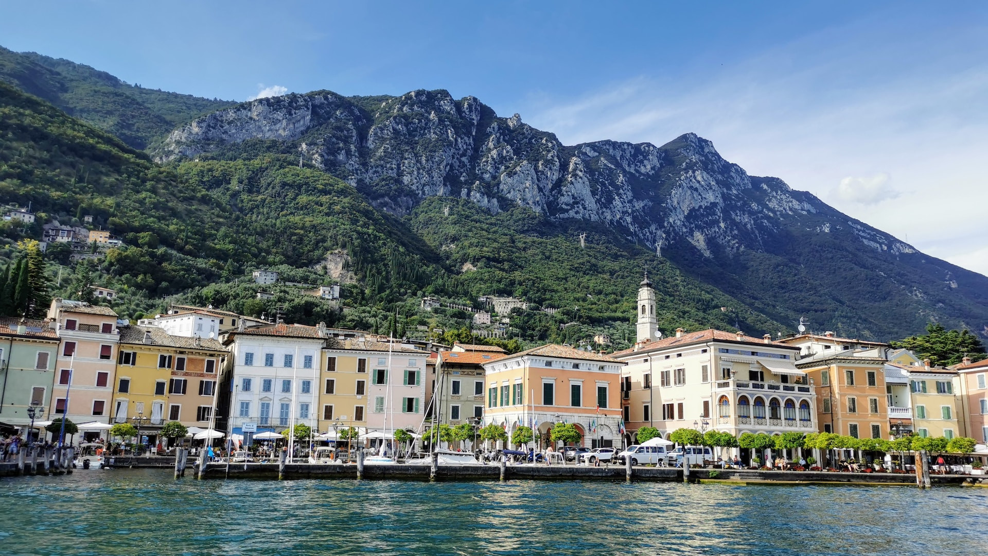 Vista panorámica de una pintoresca ciudad junto al Lago de Garda, en el norte de Italia, simbolizando la expansión de GaussML en el mercado italiano.