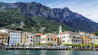 Vista panorámica de una pintoresca ciudad junto al Lago de Garda, en el norte de Italia, simbolizando la expansión de GaussML en el mercado italiano.