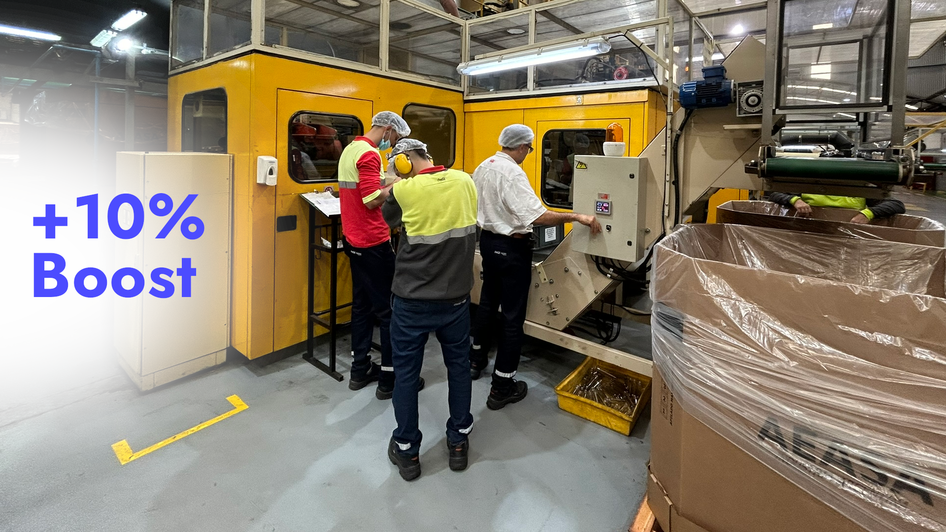 Máquina de moldeo por inyección de plástico en operación, produciendo preformas de botellas.