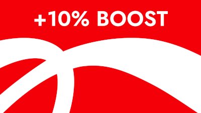 Máquina de moldeo por inyección de plástico en operación, produciendo preformas de botellas.