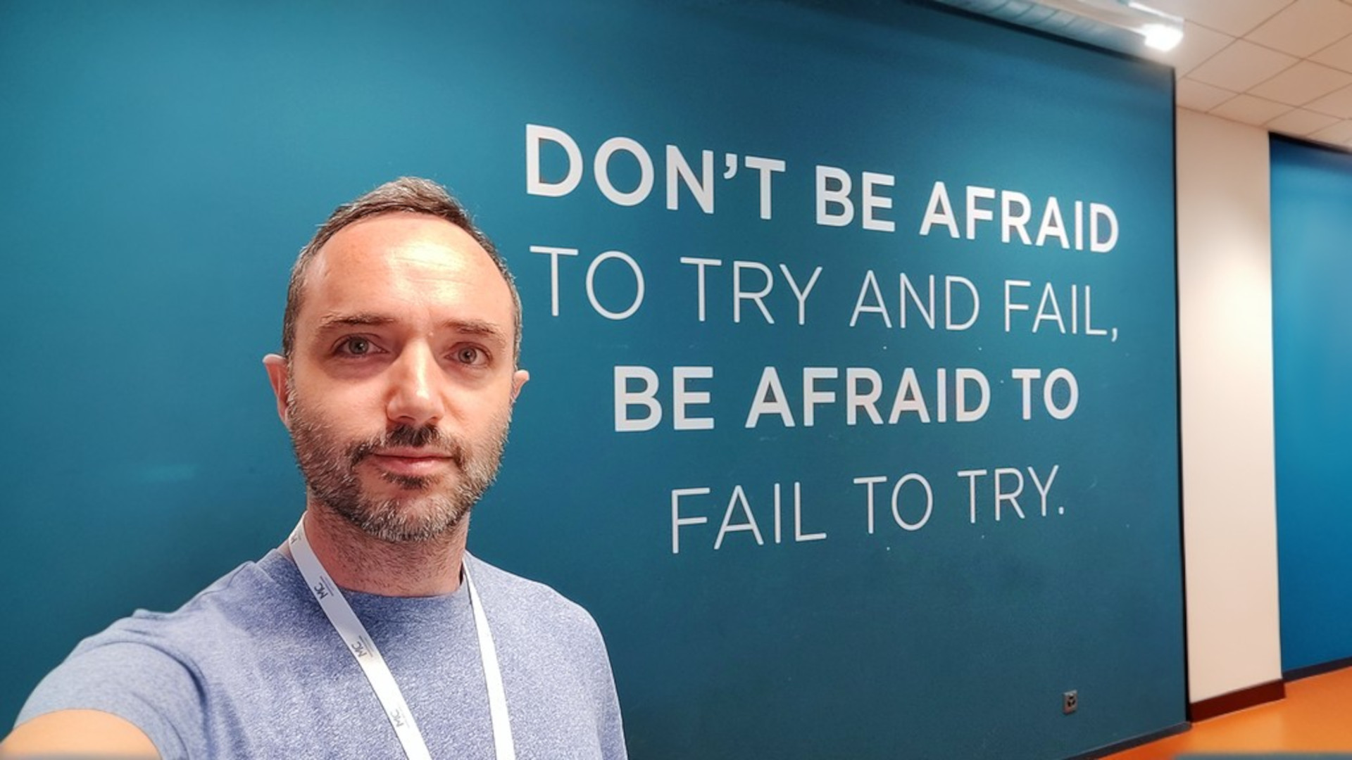 Dr. Jonathan Spitz en el boot camp de Mass Challenge Suiza, de pie junto a un mensaje: 